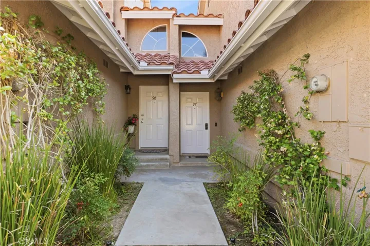 28127 Bobwhite Circle 98, Saugus, California 91350