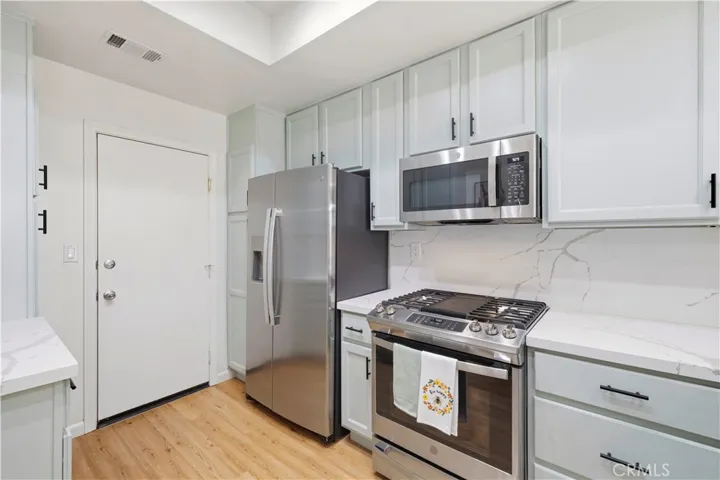28127 Bobwhite Circle 98, Saugus, California 91350