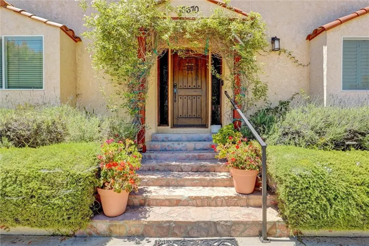 16670 Moorpark, Encino, California 91436