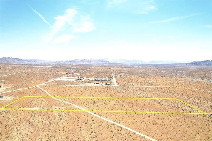 25 Dachshund Avenue, Apple Valley, California 92307