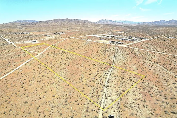 25 Dachshund Avenue, Apple Valley, California 92307