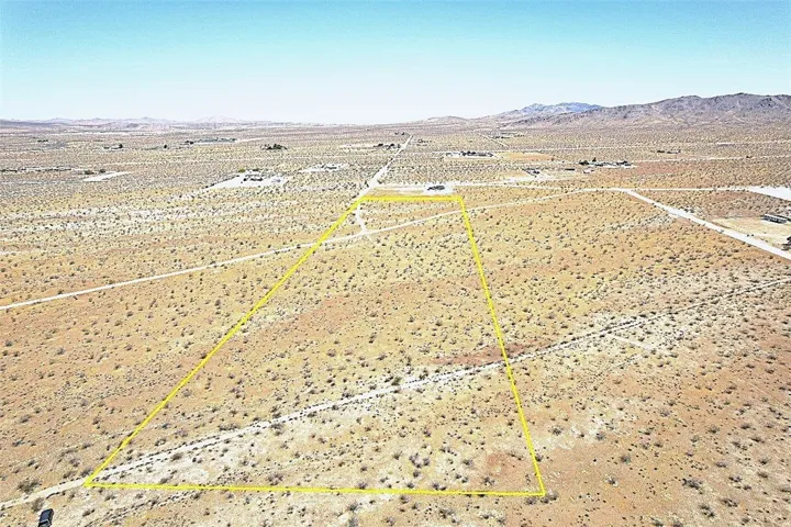 25 Dachshund Avenue, Apple Valley, California 92307