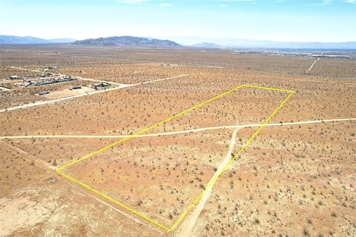 25 Dachshund Avenue, Apple Valley, California 92307