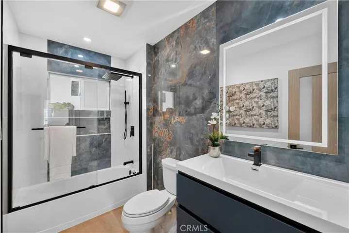 Modern bathroom with oasis-like finishes