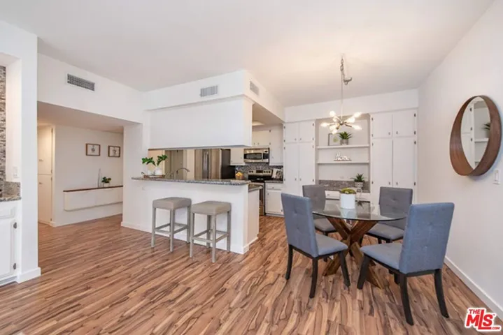 5139 Balboa Boulevard 203, Encino, California 91316