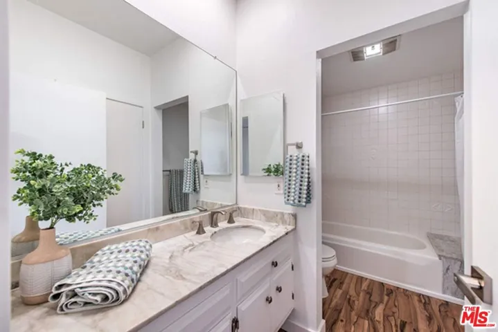 5139 Balboa Boulevard 203, Encino, California 91316