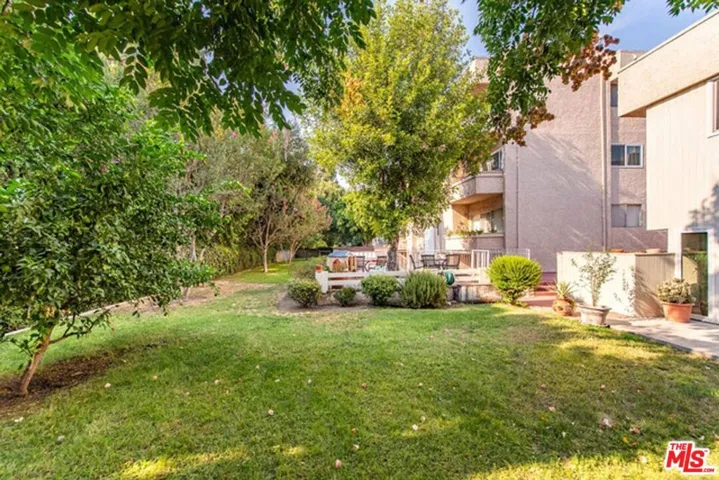 5139 Balboa Boulevard 203, Encino, California 91316