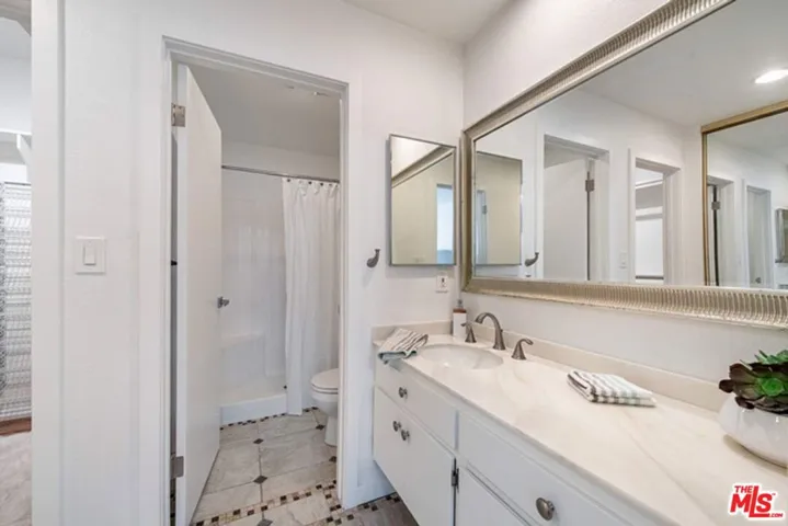 5139 Balboa Boulevard 203, Encino, California 91316
