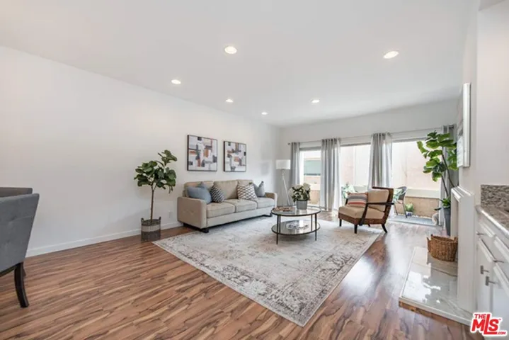 5139 Balboa Boulevard 203, Encino, California 91316