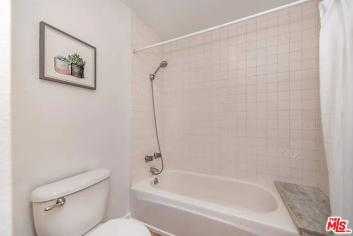5139 Balboa Boulevard 203, Encino, California 91316