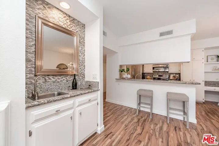 5139 Balboa Boulevard 203, Encino, California 91316