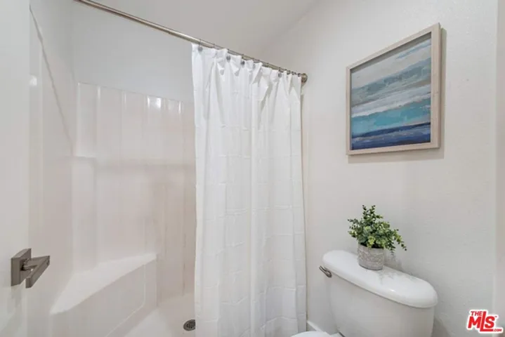 5139 Balboa Boulevard 203, Encino, California 91316