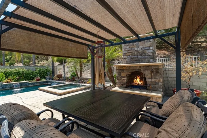 Built-in gas fireplace