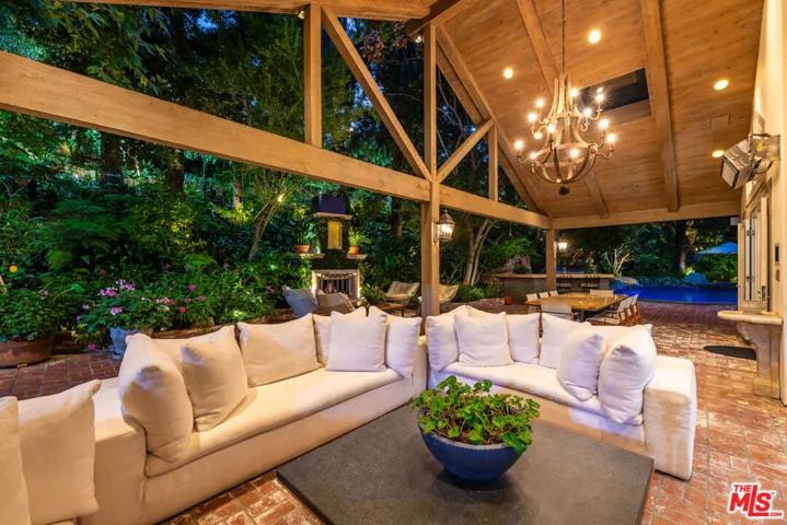 19012 Dorlon Drive, Tarzana, California 91356