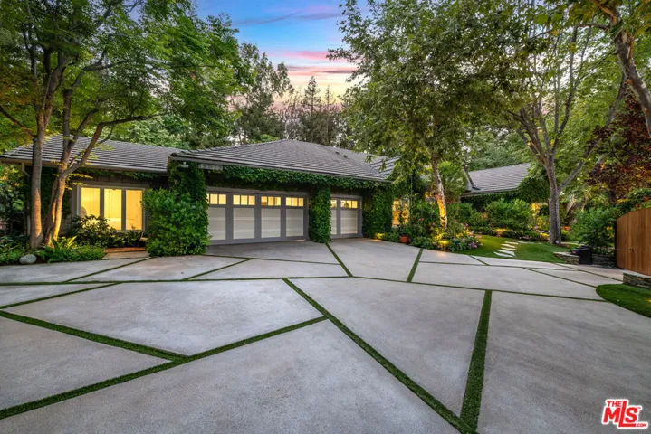 19012 Dorlon Drive, Tarzana, California 91356