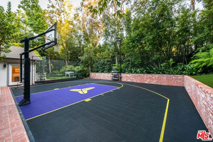 19012 Dorlon Drive, Tarzana, California 91356