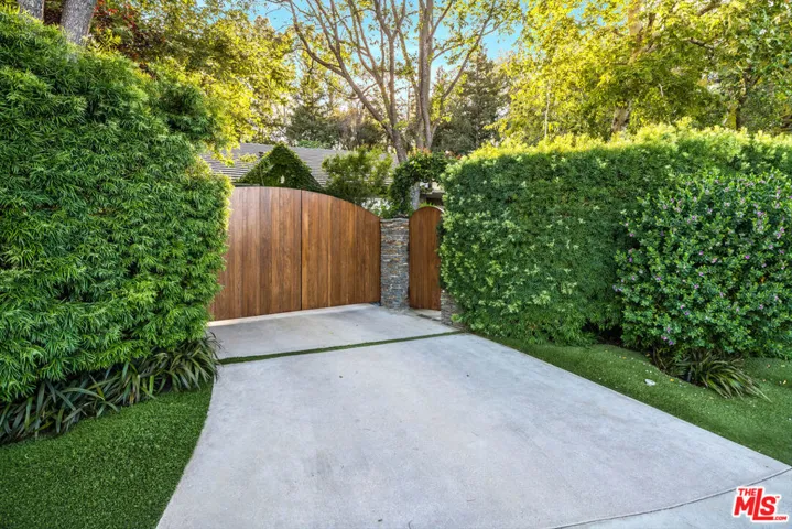 19012 Dorlon Drive, Tarzana, California 91356
