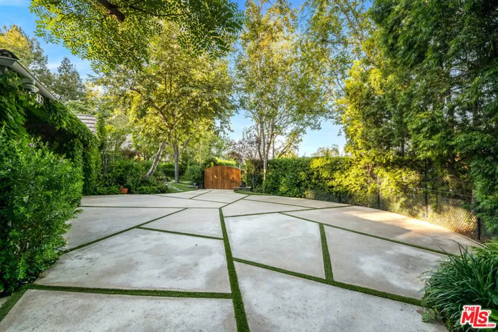 19012 Dorlon Drive, Tarzana, California 91356
