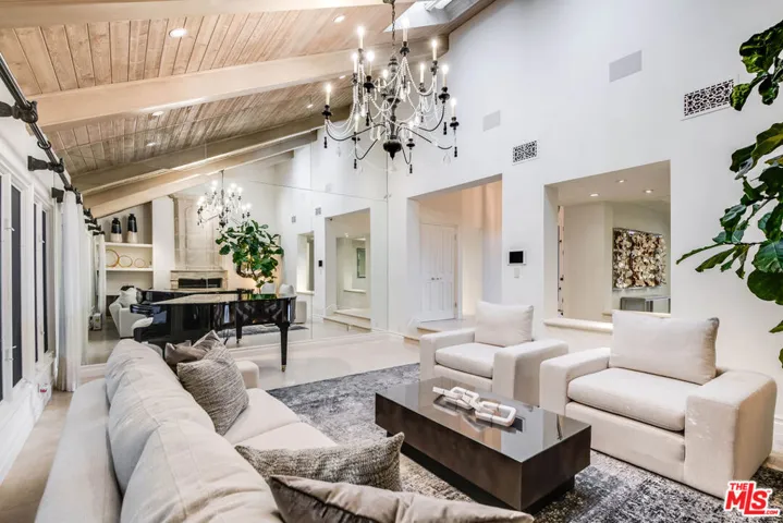 19012 Dorlon Drive, Tarzana, California 91356