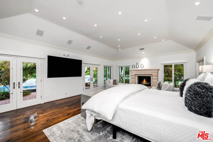 19012 Dorlon Drive, Tarzana, California 91356