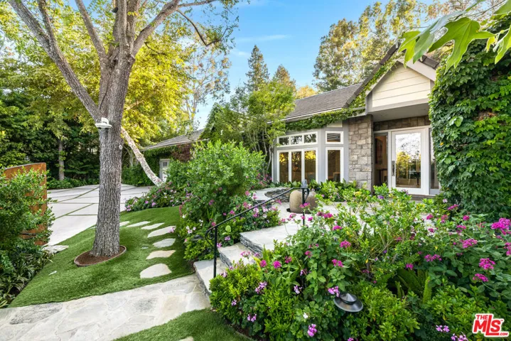 19012 Dorlon Drive, Tarzana, California 91356