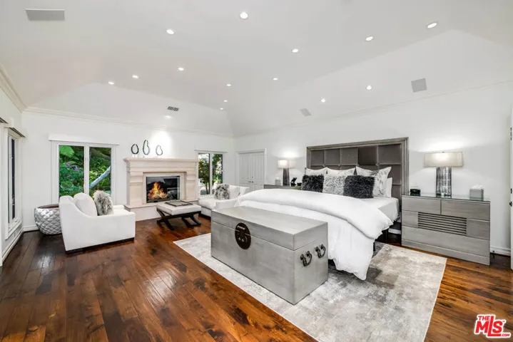 19012 Dorlon Drive, Tarzana, California 91356