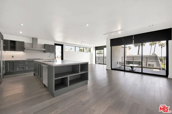 432 N Oakhurst Drive 402, Beverly Hills, California 90210