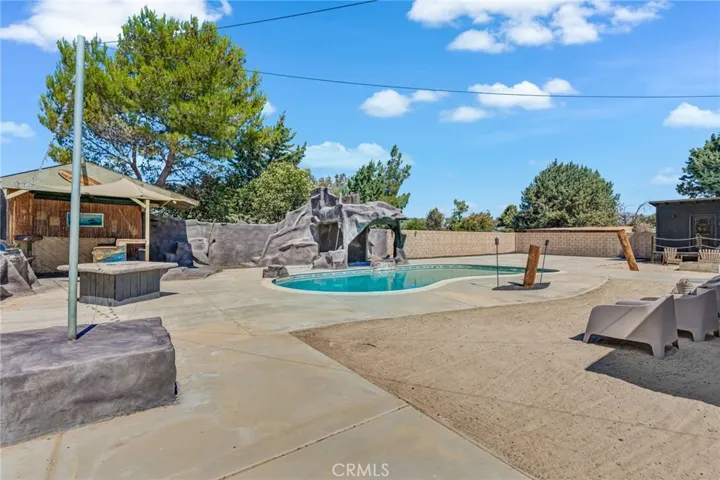 7592 Redwood Avenue, Hesperia, California 92345