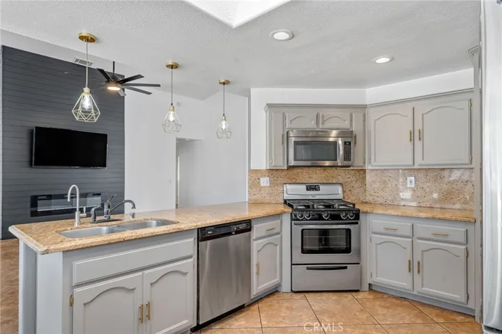 7592 Redwood Avenue, Hesperia, California 92345