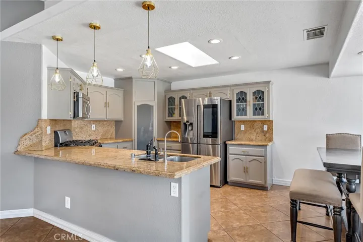 7592 Redwood Avenue, Hesperia, California 92345