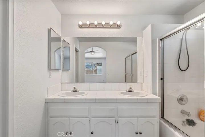 7592 Redwood Avenue, Hesperia, California 92345