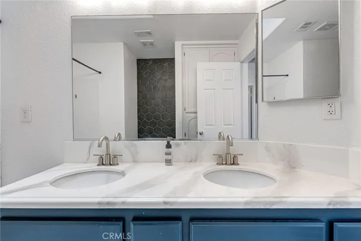 7592 Redwood Avenue, Hesperia, California 92345