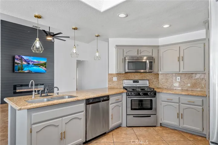 7592 Redwood Avenue, Hesperia, California 92345