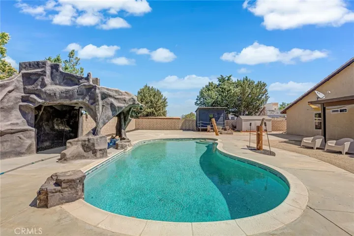 7592 Redwood Avenue, Hesperia, California 92345
