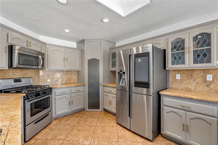 7592 Redwood Avenue, Hesperia, California 92345