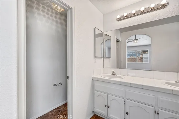 7592 Redwood Avenue, Hesperia, California 92345