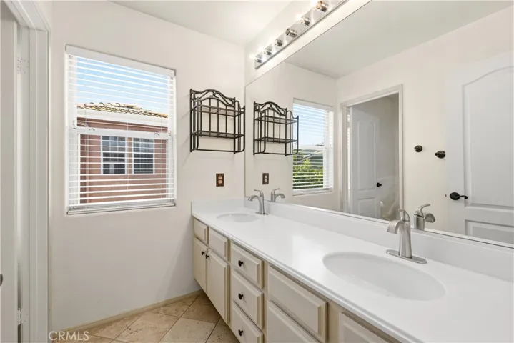 GUEST BATHROOM UPSTAIRS