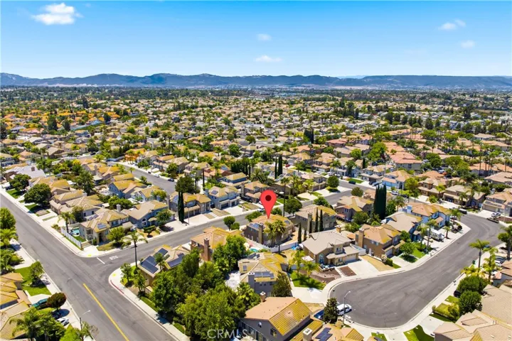 CLOSE TO SHOPPING,SCHOOLS,FREEWAYS ETC