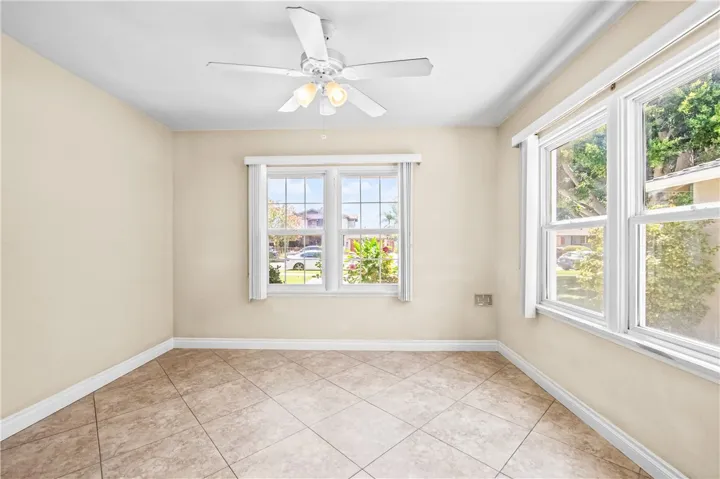 Dining Room – Perfect for family meals, studying, or game nights.