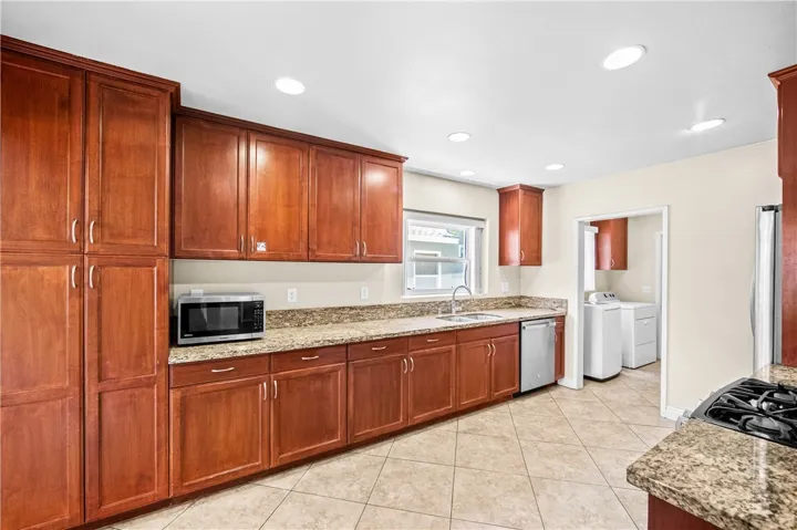 Well-equipped kitchen perfect for everyday meals and entertaining.