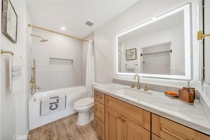 2960 Champion 904, Tustin, California 92782