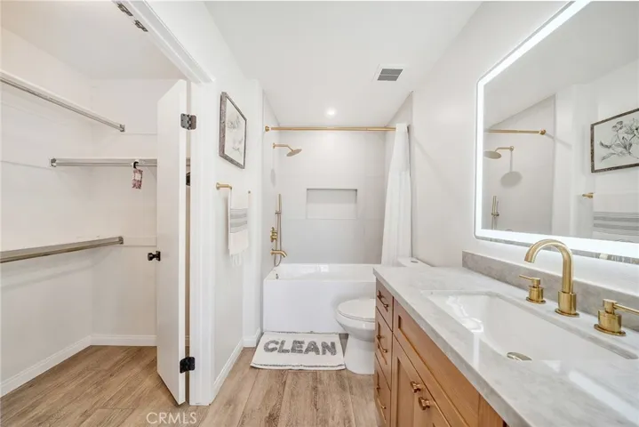2960 Champion 904, Tustin, California 92782