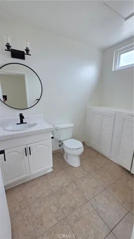 1/2 Bath up stair