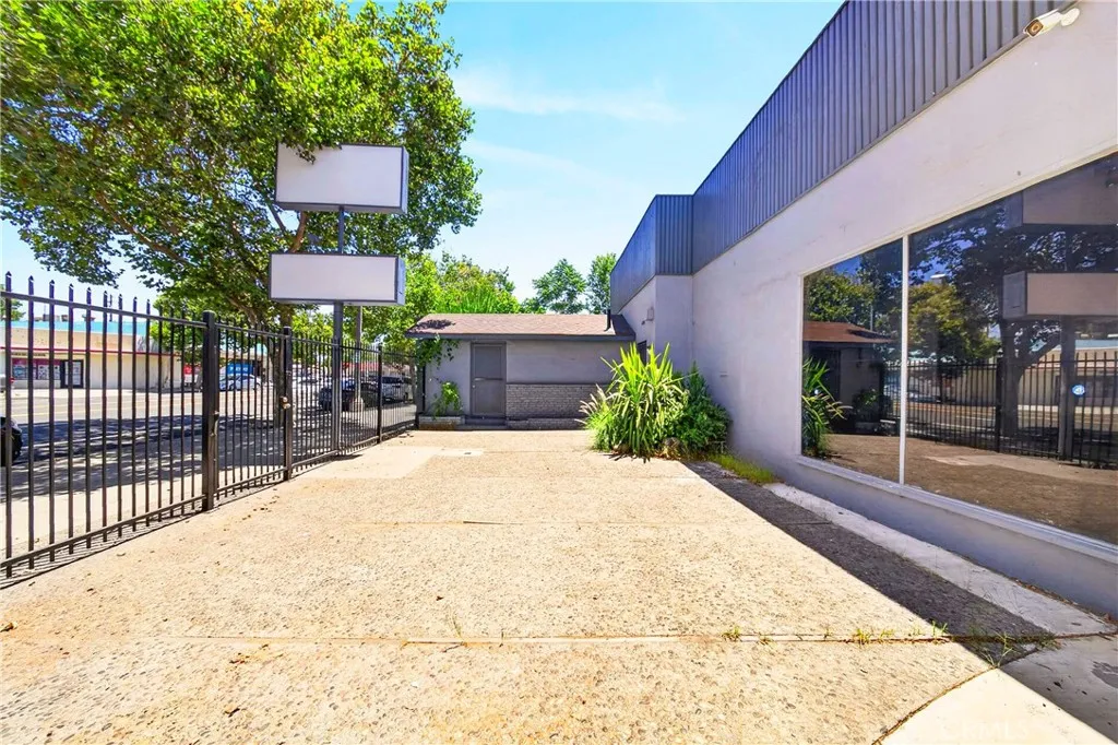 450 W Holt Ave