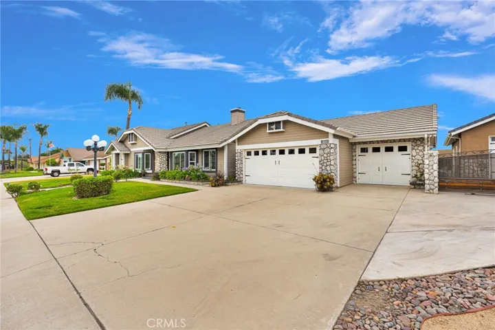 Huge driveway.