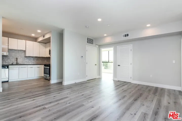 14612 Calvert Street 301, Van Nuys, California 91411