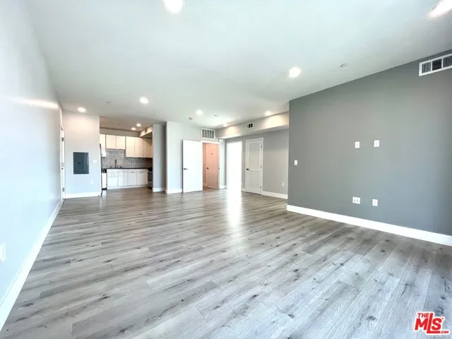 14612 Calvert Street 301, Van Nuys, California 91411