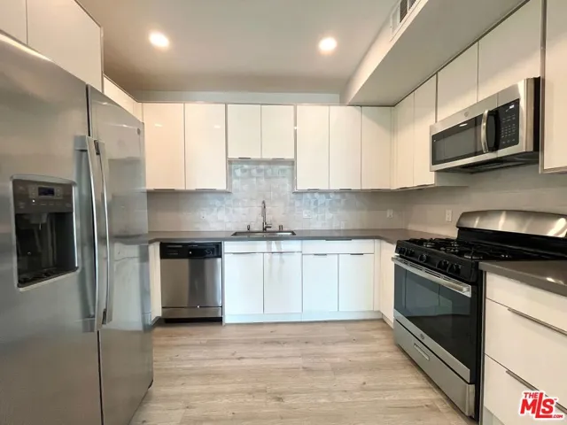 14612 Calvert Street 301, Van Nuys, California 91411