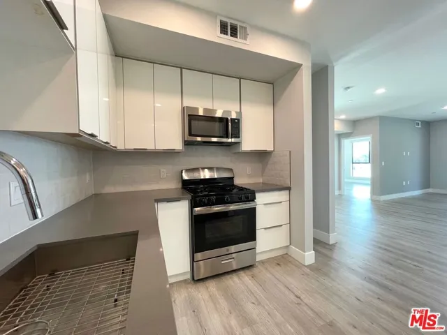 14612 Calvert Street 301, Van Nuys, California 91411