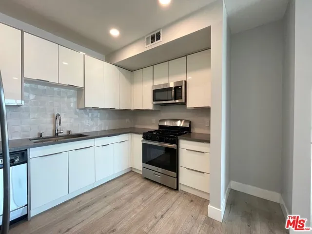 14612 Calvert Street 301, Van Nuys, California 91411